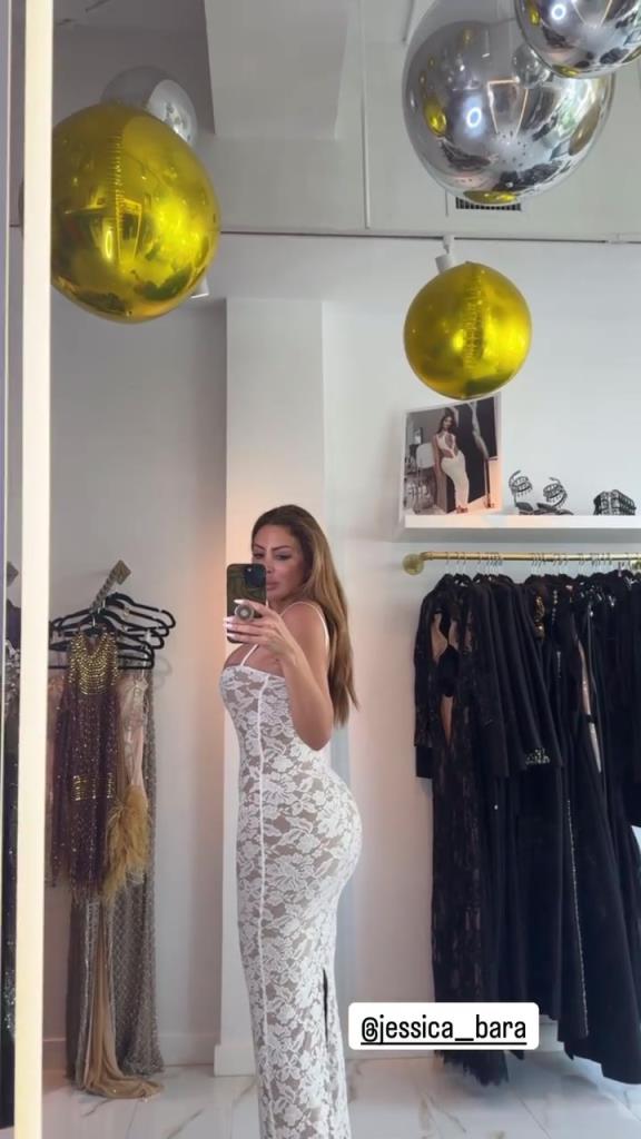 徐娘半老！皮蓬前妻穿吊帶裙自拍，這身材也太炸裂了！