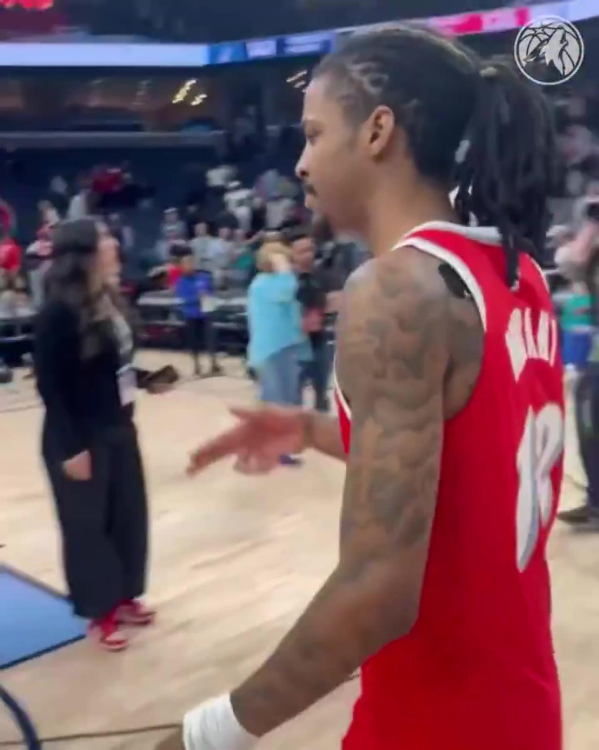 笑死！莫蘭特賽后與華子握手，竟然也是比出“手槍”的手勢(shì)