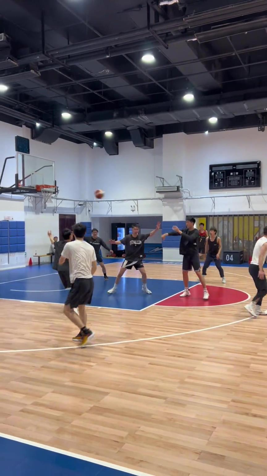 對(duì)手回家后：老婆，我今天在野球場(chǎng)匹配到巔峰馬刺隊(duì)了！