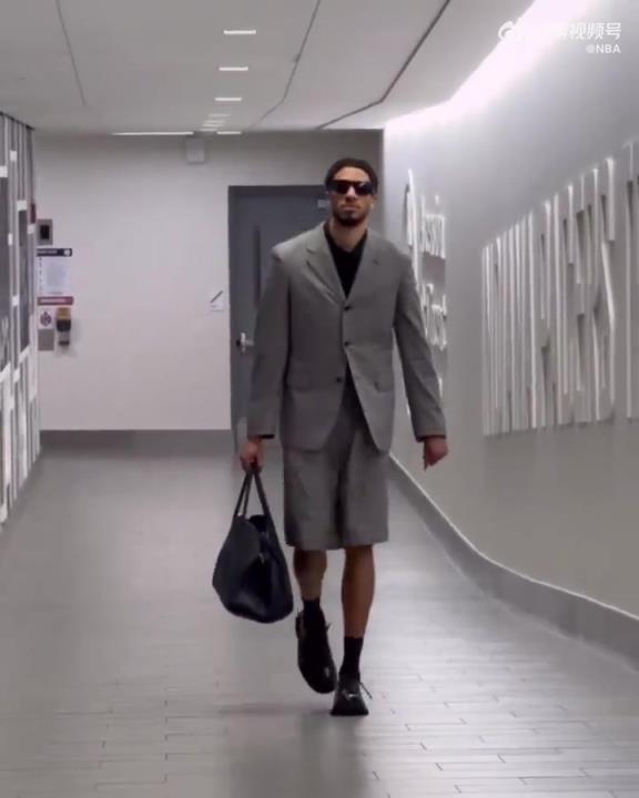 時(shí)尚潮男！哈利今日一身灰西裝短褲墨鏡搭配入場(chǎng) 腿真細(xì)！