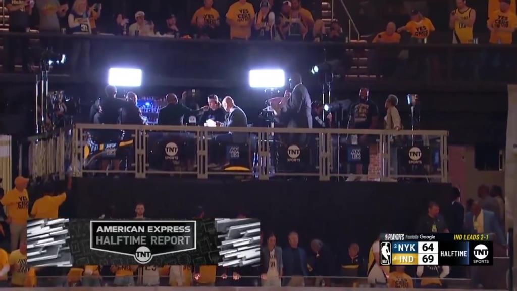 啊？轉(zhuǎn)播鏡頭給到解說看臺，奧尼爾居然抱著一個人在彎舉