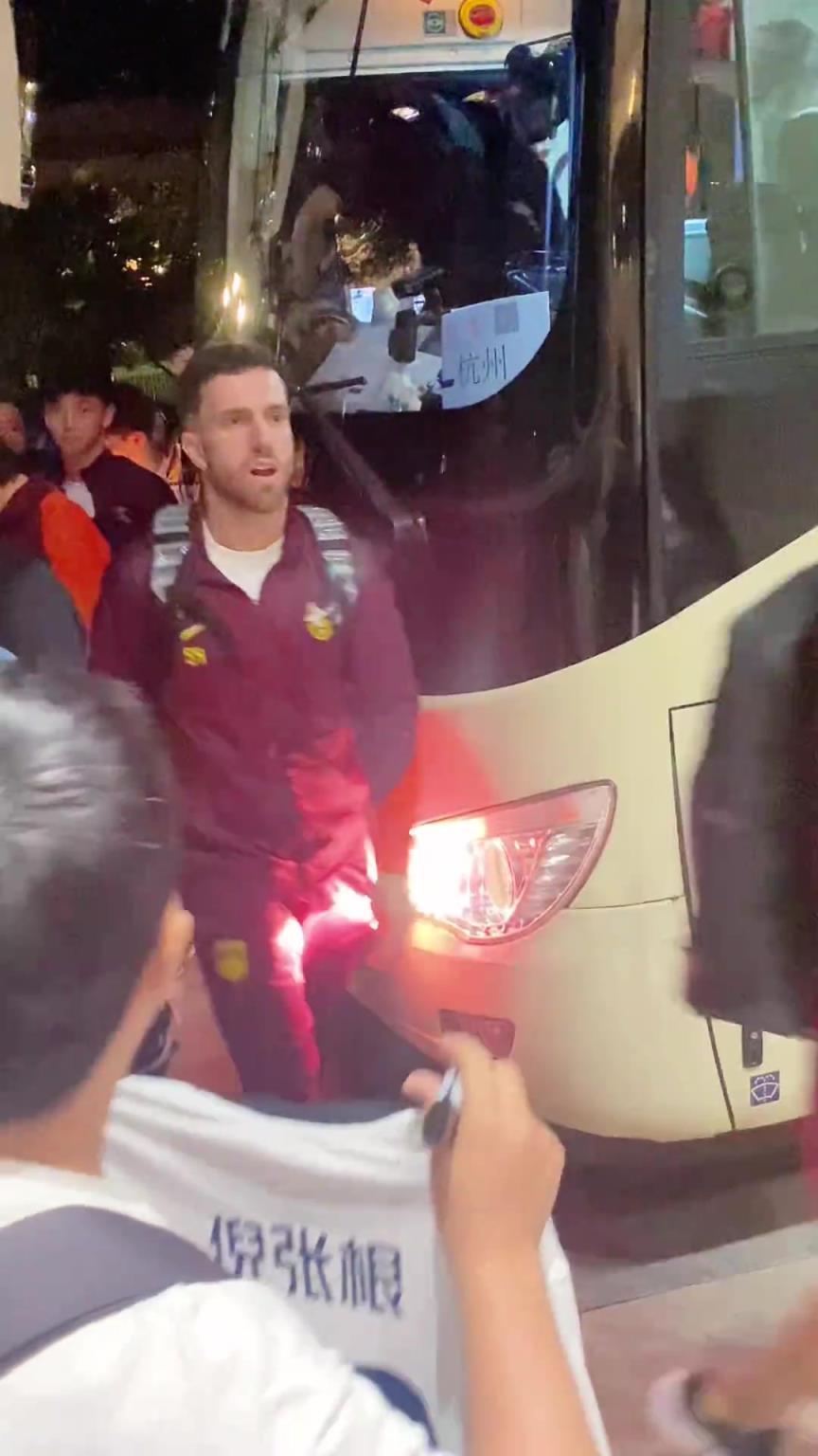 韋世豪嚇得箭步逃跑！國足深夜到酒店差點(diǎn)被摁在車頭不讓走