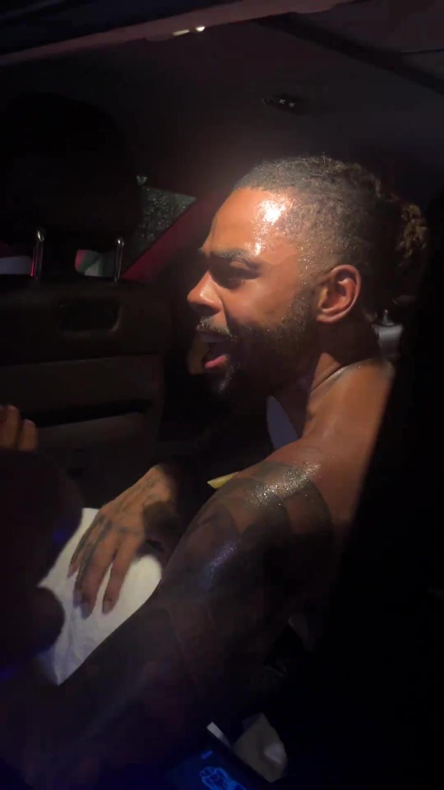 太熱情了！拉塞爾中國(guó)行坐車離開球迷們被團(tuán)團(tuán)圍住