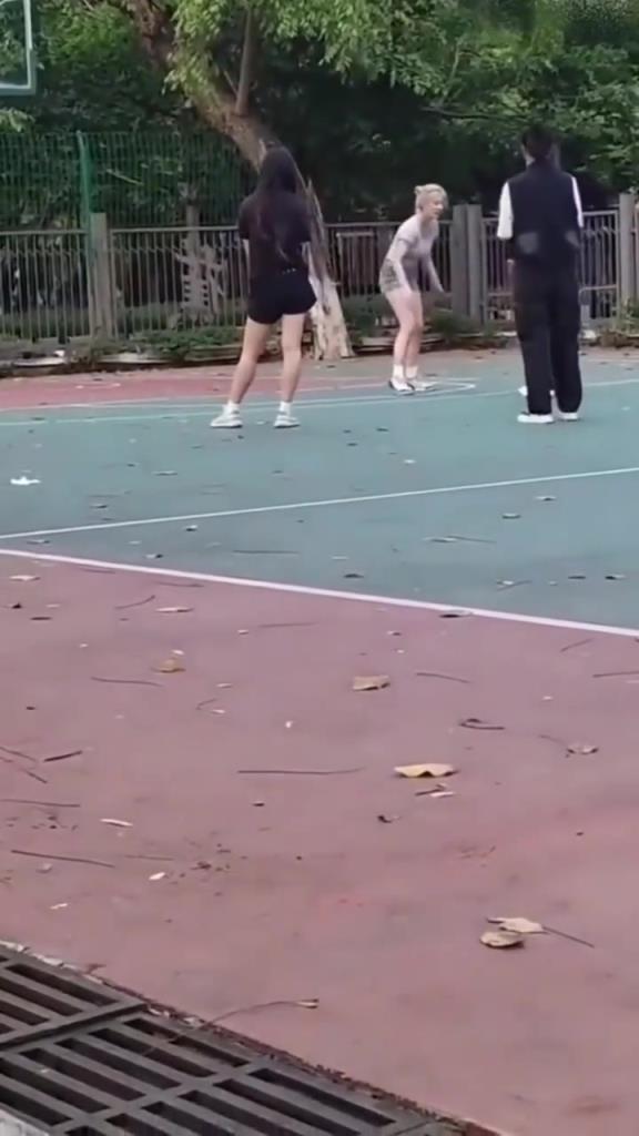 上來(lái)就背打女生的男人，真的活該沒有女朋友啊