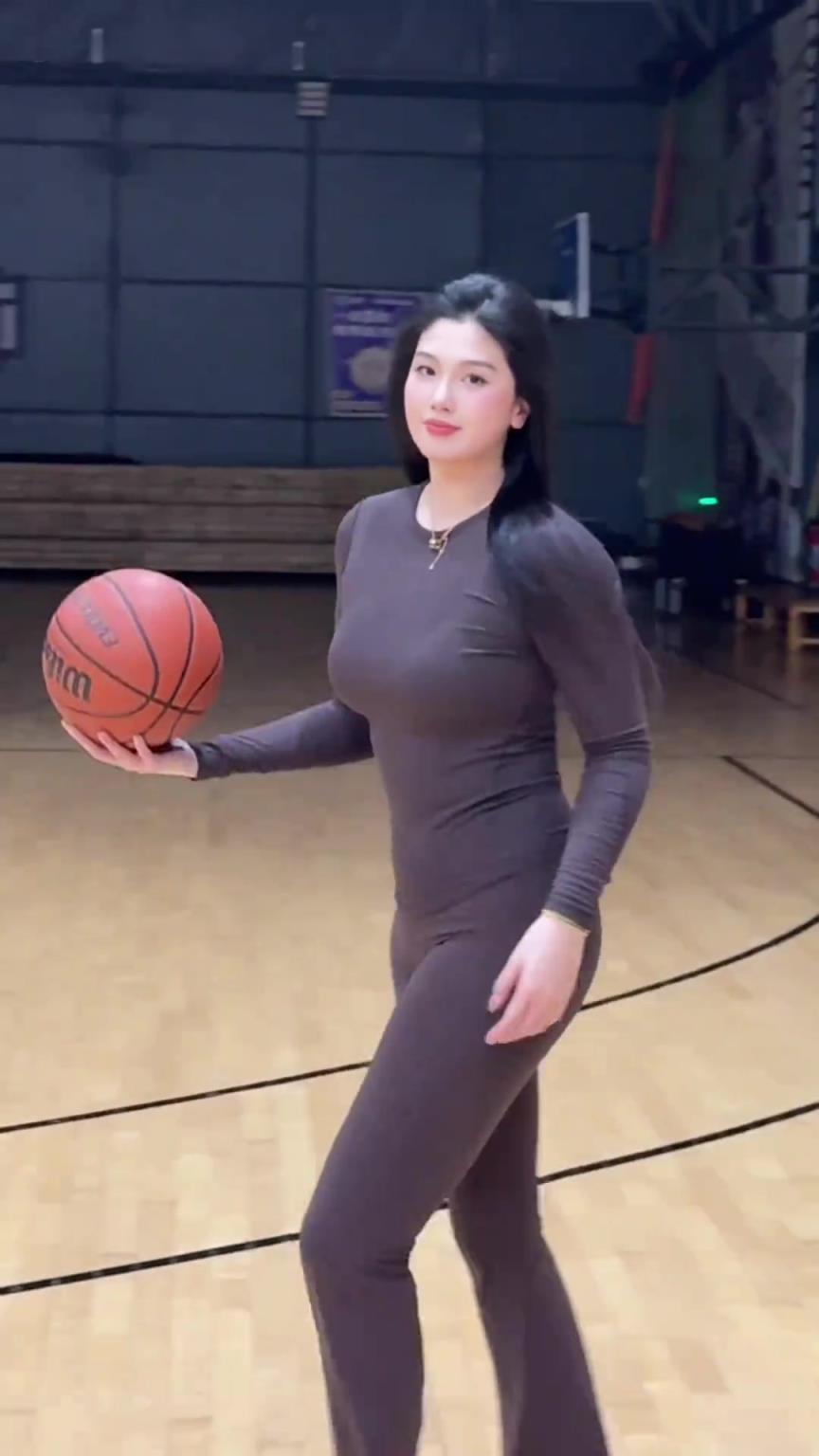 低配版卡戴珊！野球場(chǎng)肘姐這身材，懂的吧友都懂！