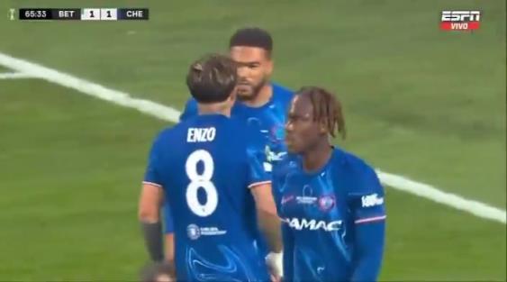 繼續(xù)干！恩佐進(jìn)球后給了詹姆斯一巴掌，兩人頂頭互相打氣