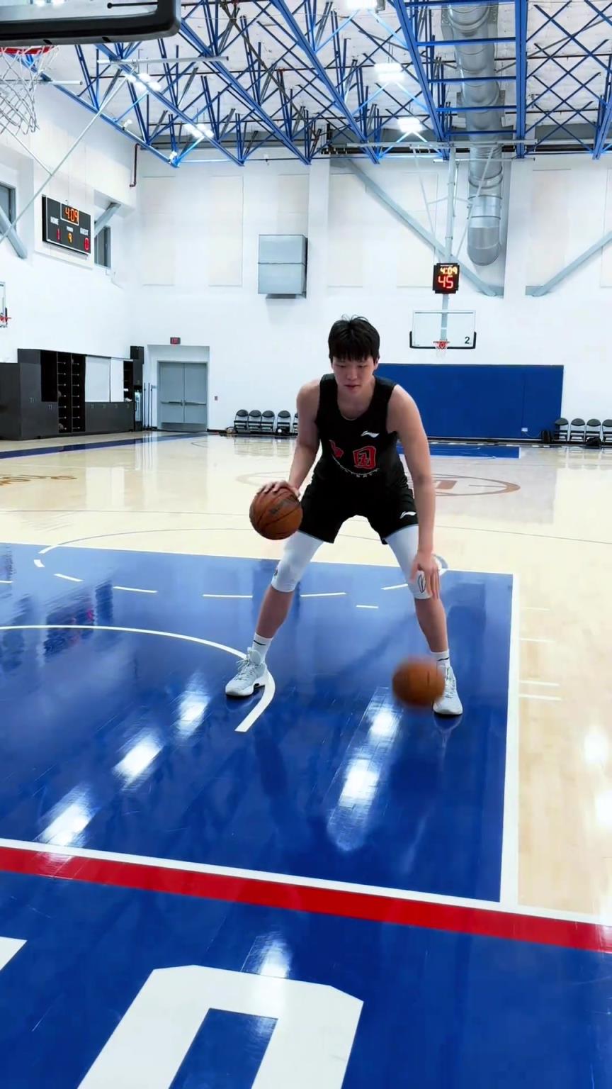 楊瀚森今日份訓(xùn)練！這個左右手運球協(xié)調(diào)性真不錯