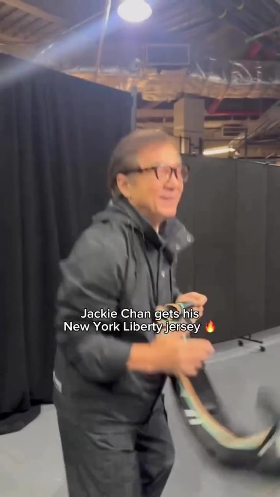 肌肉記憶！成龍這幾下空氣運球像是進了家具城