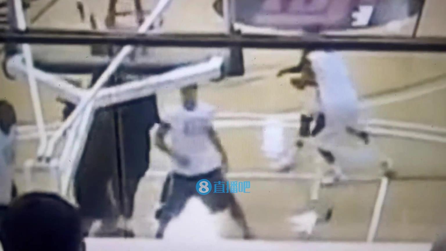 引熱議！美媒翻舊賬：當(dāng)年詹姆斯被大學(xué)生隔扣，耐克沒收了錄像帶