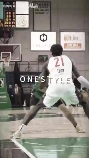 正統(tǒng)美式后衛(wèi)！JD戴維森炒菜后低手合球，對抗上籃打進！