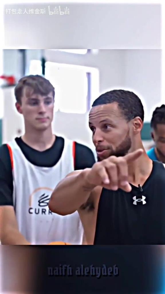 庫里：其實這個暴扣是我教的！當(dāng)弗拉格出現(xiàn)在庫里的訓(xùn)練營！