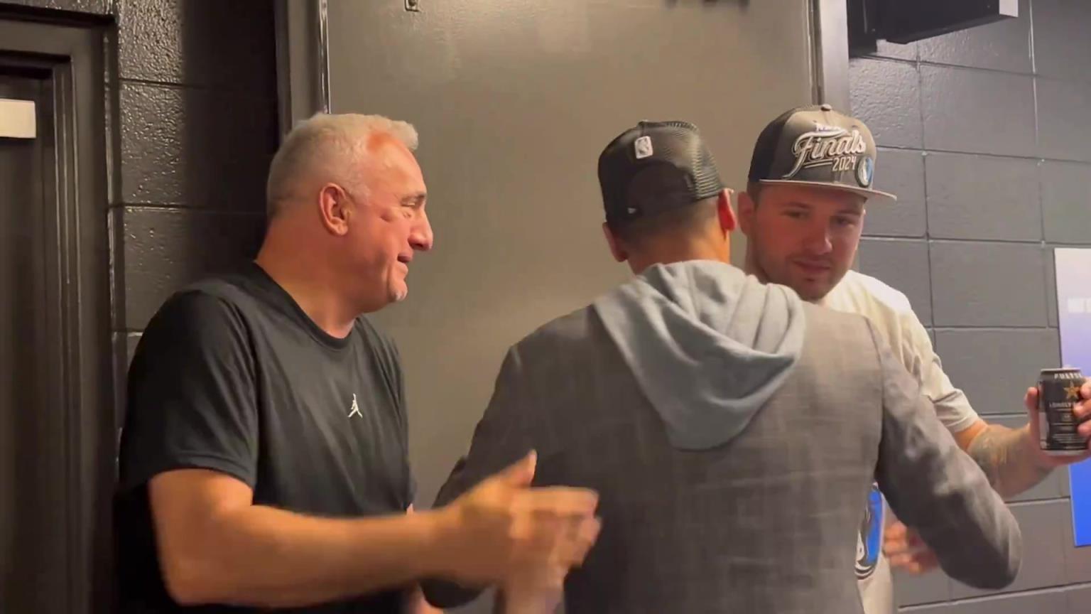 去年的今天，東契奇率隊殺入總決賽，賽后喝啤酒被芬利沒收