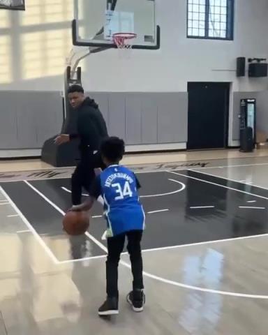 交易價值急劇下降！字母哥和小球迷單挑被當(dāng)面絕殺