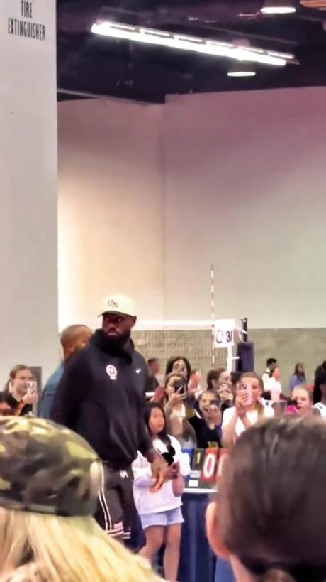 什么是巨星啊！詹姆斯現(xiàn)身排球場被小球迷包圍 這就是行走的流量