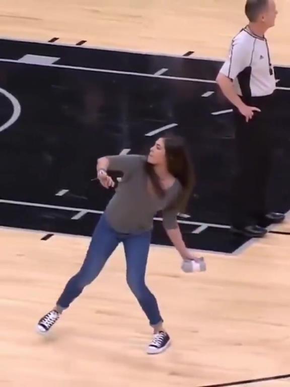 不愧是美國女籃主力，普拉姆的力量太嚇人了