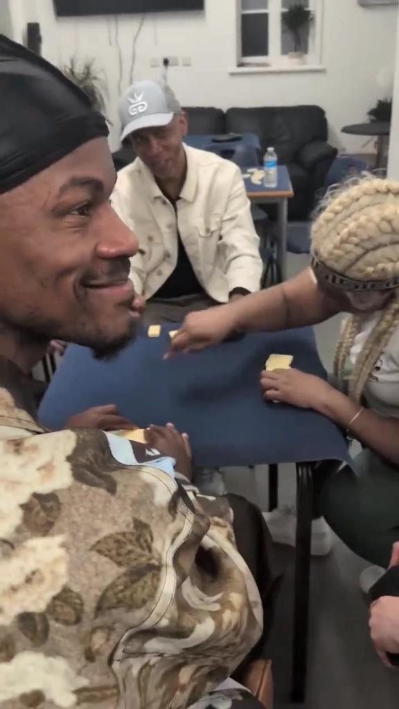 想找到巴特勒很簡單，因?yàn)樗辉诨@球場，就在棋牌室