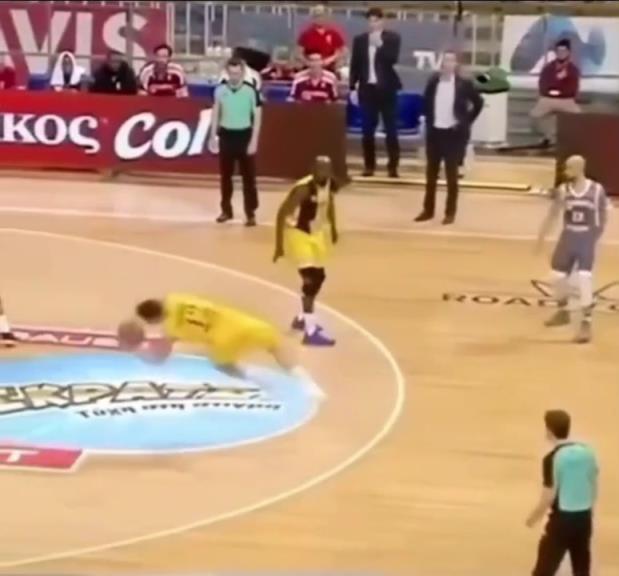 下地真快！搶斷這哥們兒多少是有點(diǎn)門將基礎(chǔ)