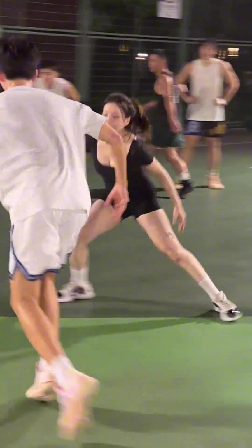 小姐姐防得真兇！瘦點的男生都拿她沒辦法